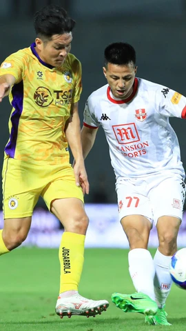 Hà Nội FC (áo vàng) đối đầu Hải Phòng ở trận cầu tâm điểm vòng 13 V-League 2025/26. (Ảnh: VPF)