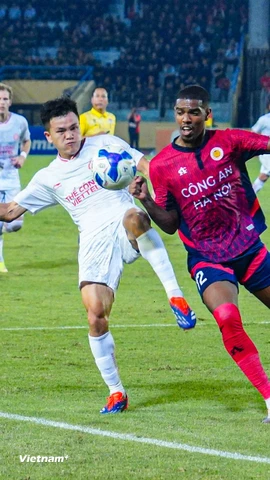 V-League 2025/26 hấp dẫn ngay ở vòng 1 với cuộc đọ sức giữa Công an Hà Nội (áo đỏ) và Thể Công-Viettel. (Ảnh: Việt Anh/Vietnam+)
