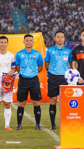 Màn đại chiến top 3 giữa Hà Nội FC (áo trắng) và Ninh Bình FC là trận cầu tâm điểm ở vòng 20 V-League. (Ảnh: Việt Anh/Vietnam+)