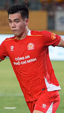 Tiền đạo Tiến Linh ghi bàn gỡ hòa 1-1 cho Câu lạc bộ Công an Thành phố Hồ Chí Minh ở trận gặp Hà Nội FC. (Ảnh: Việt Anh/Vietnam+)