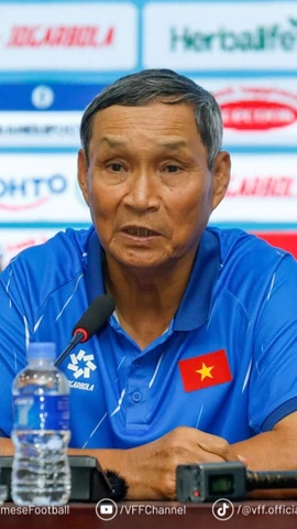Huấn luyện viên Mai Đức Chung kỳ vọng các tuyển thủ trẻ của Đội tuyển Bóng đá Nữ Việt Nam sẽ học hỏi được nhiều yếu tố chuyên môn trong trận giao hữu với Câu lạc bộ Werder Bremen. (Ảnh: VFF)