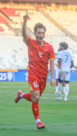 Tiền vệ Xuân Bắc trở lại đội hình xuất phát của Đội tuyển U22 Việt Nam trong trận bán kết môn Bóng đá Nam SEA Games 33. (Ảnh: Nguyễn Huy)