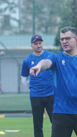 Huấn luyện viên Cristiano Roland và các học trò sẽ có màn "thử lửa" chất lượng ở Giải U16 Quốc tế CFA Team China 2025. (Ảnh: Việt Anh/Vietnam+)