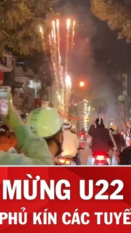 Đêm Hà Nội bùng nổ, niềm vui huy chương Vàng U22 Việt Nam lan tỏa khắp các tuyến phố