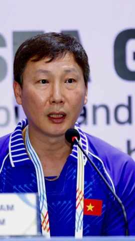 Huấn luyện viên Kim Sang-sik quyết tâm cùng Đội tuyển U22 Việt Nam giành chiến thắng để vào chơi trận chung kết môn Bóng đá Nam tại SEA Games 33. (Ảnh: VFF)