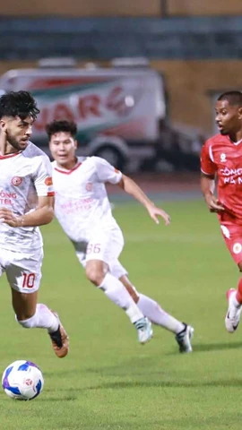 Thể Công-Viettel (áo trắng) và Công an Hà Nội chia điểm ở trận mở màn V-League 2025/26. (Ảnh: Hoàng Tùng)