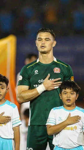 Thủ môn Việt kiều Patrik Lê Giang (giữa) chính thức có quốc tịch Việt Nam. (Ảnh: FBNV)