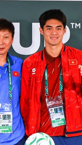 Huấn luyện viên Kim Sang-sik (áo xanh) và thủ môn Trung Kiên thể hiện quyết tâm tại họp báo trước trận bán kết gặp U23 Trung Quốc. (Ảnh: Ted Tran)