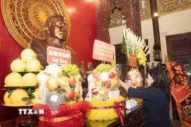 Phó Chủ tịch nước Võ Thị Ánh Xuân dâng hương tại Đền thờ của Chủ tịch Tôn Đức Thắng ở xã Mỹ Hòa Hưng, tỉnh An Giang. (Ảnh: Công Mạo/TTXVN)