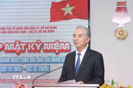 Ông Ngô Minh Châu, Chủ tịch Hội hữu nghị Việt Nam-Lào Thành phố Hồ Chí Minh phát biểu chúc mừng kỷ niệm 50 năm Quốc khánh Lào. (Ảnh: Xuân Khu/TTXVN)