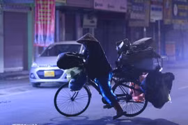 Người dân mưu sinh trong thời tiết rét đậm. (Nguồn: TTXVN)