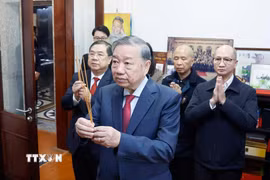 Tổng Bí thư Tô Lâm tới dâng hương tưởng niệm Thủ tướng Chính phủ Phạm Văn Đồng. (Ảnh: Thống Nhất/TTXVN)
