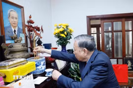 Tổng Bí thư Tô Lâm dâng hương tưởng niệm Thủ tướng Chính phủ Phạm Văn Đồng. (Ảnh: Thống Nhất/TTXVN)