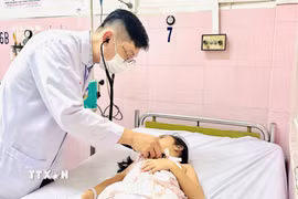 Thăm khám cho bệnh nhân nghi ngộ độc thực phẩm. (Ảnh minh họa: TTXVN phát)
