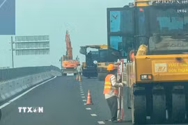 Phương tiện của Tổng Công ty Xây dựng T.S thi công cao tốc Cần Thơ-Hậu Giang không đảm bảo an toàn giao thông. (Ảnh: TTXVN phát)