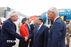 Tổng Bí thư, Chủ tịch nước Tô Lâm và Phu nhân Ngô Phương Ly đến thủ đô Brussels, bắt đầu thăm chính thức EU và Bỉ. (Ảnh: Thống Nhất/TTXVN)