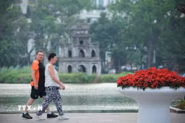 Du khách dạo quanh khu vực hồ Hoàn Kiếm. (Ảnh: Phạm Tuấn Anh/TTXVN)