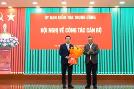 Ông Trần Sỹ Thanh, Ủy viên Bộ Chính trị, Bí thư Trung ương Đảng, Chủ nhiệm Ủy ban Kiểm tra Trung ương trao quyết định và tặng hoa chúc mừng ông Trần Văn Phúc. (Nguồn: Ủy ban Kiểm tra Trung ương)