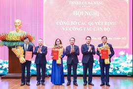 Phó Bí thư Thường trực Thành ủy Nguyễn Đình Vĩnh (thứ 3, bên phải sang) và các đồng chí Thường trực Thành ủy tặng hoa chúc mừng các cán bộ. (Nguồn: Trang thông tin điện tử Thành ủy Đà Nẵng)