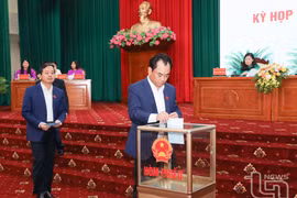 Bí thư Tỉnh ủy Thái Nguyên Trịnh Việt Hùng và các đại biểu bỏ phiếu bầu Phó Chủ tịch Ủy ban Nhân dân tỉnh khóa XIV. (Nguồn: Báo Thái Nguyên)