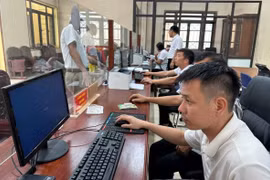Cán bộ Trung tâm phục vụ hành chính công xã Nam Cường (tỉnh Hưng Yên) thực hiện thủ tục hành chính cho người dân trong ngày đầu thực hiện mô hình chính quyền địa phương 2 cấp. (Ảnh: Thu Hoài/TTXVN)