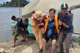 Lực lượng Thủy đoàn 1 phối hợp với người dân cứu sống người phụ nữ bị đuối nước tại khu vực cầu Kinh Dương Vương (Bắc Ninh)