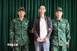 Đối tượng Thạch Tuấn Vĩ bị bắt giữ khi đang thực hiện hành vi xuất cảnh trái phép. (Ảnh: TTXVN phát)