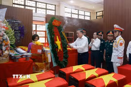 Tổng Bí thư, Chủ tịch nước Tô Lâm dâng hương tưởng niệm, tri ân các Anh hùng liệt sỹ tại Công viên Lê Thị Riêng. (Ảnh: Thống Nhất/TTXVN)