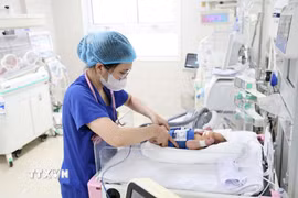 Trẻ được chỉ định thực hiện kỹ thuật hạ thân nhiệt chỉ huy (Cooling). (Ảnh: TTXVN phát)