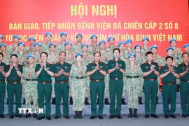 Thượng tướng Phùng Sĩ Tấn, Phó Tổng Tham mưu trưởng Quân đội nhân dân Việt Nam, đại diện các cơ quan Bộ Quốc phòng và các sỹ quan, quân nhân thuộc Bệnh viện dã chiến cấp 2.8 tại buổi lễ. (Ảnh: Trọng Đức/TTXVN)