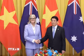 Chủ tịch nước Lương Cường và Toàn quyền Australia Sam Mostyn chụp ảnh chung trước khi tiến hành hội đàm. (Ảnh: Lâm Khánh/TTXVN)