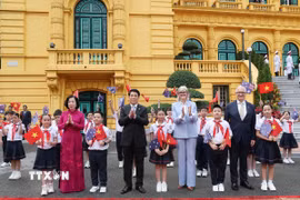 Chủ tịch nước Lương Cường và Phu nhân Nguyễn Thị Minh Nguyệt cùng Toàn quyền Australia Sam Mostyn và Phu quân Simeon Beckett với thiếu nhi Thủ đô Hà Nội. (Ảnh: Lâm Khánh/TTXVN)