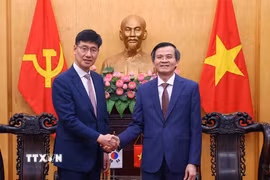 Ông Đoàn Minh Huấn tiếp ông Na Ki Hong, Tổng Giám đốc Tổ hợp Samsung Việt Nam. (Ảnh: Văn Điệp/TTXVN)
