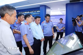 Thường trực Ban Bí thư Trần Cẩm Tú thăm Trung tâm điều hành thông minh và nền tảng quản lý án hình sự của ngành Kiểm sát Nhân dân. (Ảnh: Phương Hoa/TTXVN)