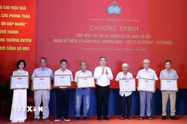 Ông Nguyễn Phước Lộc (thứ 4, từ phải sang), Phó Bí thư Thành ủy, Chủ tịch Ủy ban Mặt trận Tổ quốc Việt Nam Thành phố Hồ Chí Minh trao Giấy khen tôn vinh các tập thể, cá nhân có đóng góp trong “Chiến dịch 500 ngày đêm tìm kiếm, quy tập xác định danh tính hài cốt liệt sỹ” tại công viên Lê Thị Riêng. (Ảnh: Xuân Khu/TTXVN)