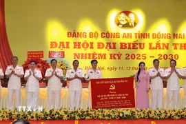 Bà Tôn Ngọc Hạnh, Ủy viên Dự khuyết Trung ương Đảng, Phó Bí thư Tỉnh ủy, Chủ tịch Hội đồng Nhân dân tỉnh Đồng Nai tặng bức trướng của Ban Chấp hành Đảng bộ tỉnh chúc mừng Đại hội. (Ảnh: Sỹ Tuyên/TTXVN)