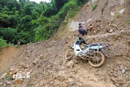 Người dân không thể di chuyển tại điểm sụt trượt tại dốc Có Ngóa trên con đường độc đạo Xốp Kho-Na Ngân (xã Nga My, Nghệ An). (Ảnh: Xuân Tiến/TTXVN)