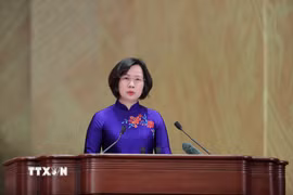 Đồng chí Bùi Huyền Mai, Ủy viên Ban Thường vụ Thành ủy Hà Nội, Phó Chủ tịch không chuyên trách Ủy ban Trung ương MTTQ Việt Nam, Chủ tịch Ủy ban MTTQ Việt Nam thành phố Hà Nội trình bày tham luận. (Ảnh: Minh Đức/TTXVN)