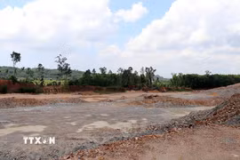 Hiện trường mỏ đất núi Lệ Thủy, nơi Công ty Cổ phần Đầu tư 706 khai thác. (Ảnh: Cao Nguyên/TTXVN)