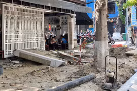 Khu vực xảy ra tai nạn lao động được rào chắn, tạm dừng thi công sáng 12/5. (Ảnh: Quốc Dũng/TTXVN)