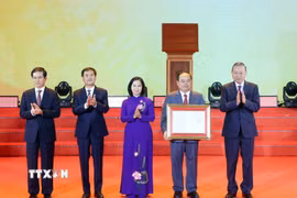 Tổng Bí thư, Chủ tịch nước Tô Lâm trao Nghị quyết của Quốc hội về việc thành lập thành phố Quảng Ninh. (Ảnh: Thống Nhất/TTXVN)