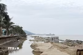 Kè cũ bị sóng cuốn trôi trong đợt mưa bão năm 2026. (Ảnh: Việt Hoàng/TTXVN)