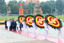 Các đồng chí lãnh đạo, nguyên lãnh đạo Đảng, Nhà nước đặt vòng hoa và vào Lăng viếng Chủ tịch Hồ Chí Minh. (Ảnh: An Đăng/TTXVN)