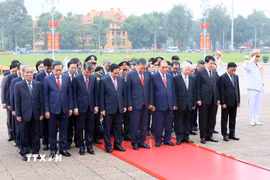 Các đồng chí lãnh đạo, nguyên lãnh đạo Đảng, Nhà nước tưởng nhớ Chủ tịch Hồ Chí Minh. (Ảnh: An Đăng/TTXVN)