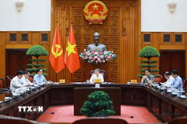 Thủ tướng Lê Minh Hưng chủ trì làm việc với lãnh đạo Bộ Công an và Bộ Khoa học và Công nghệ về xây dựng khung kiến trúc tổng thể quốc gia số. (Ảnh: Dương Giang/TTXVN)