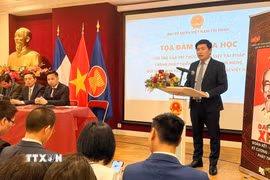 Ông Trần Mạnh Hùng, Tham tán Khoa học và Công nghệ Việt Nam tại Pháp, phát biểu ghi nhận các ý kiến tâm huyết của các trí thức Việt Nam tại Pháp. (Ảnh: Hữu Chiến/TTXVN)