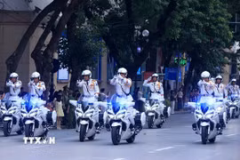 Đoàn xe môtô trình diễn màn bỏ hai tay, bắn súng. (Ảnh: Tuấn Anh/TTXVN)