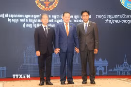 Trưởng đoàn 3 nước chụp ảnh lưu niệm tại hội nghị. (Ảnh: Huy Bình/TTXVN)