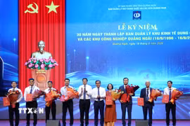 Ban tổ chức trao Giấy chứng nhận đăng ký đầu tư tại Khu kinh tế Dung Quất và các Khu công nghiệp cho đại diện 8 chủ đầu tư. (Ảnh: Đinh Hương/TTXVN)