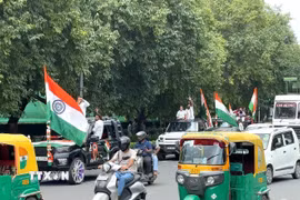 Người dân chào mừng 80 năm Ngày Độc lập gần Cổng Ấn Độ (India Gate), biểu tượng lịch sử của thủ đô New Delhi. (Ảnh: Ngọc Thúy/TTXVN)